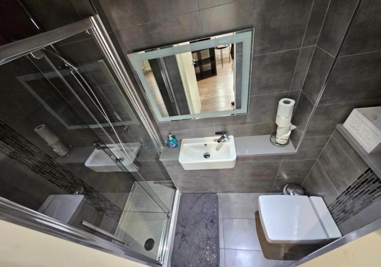 Luxury Double Room With Private Bathroom Единбург Екстериор снимка
